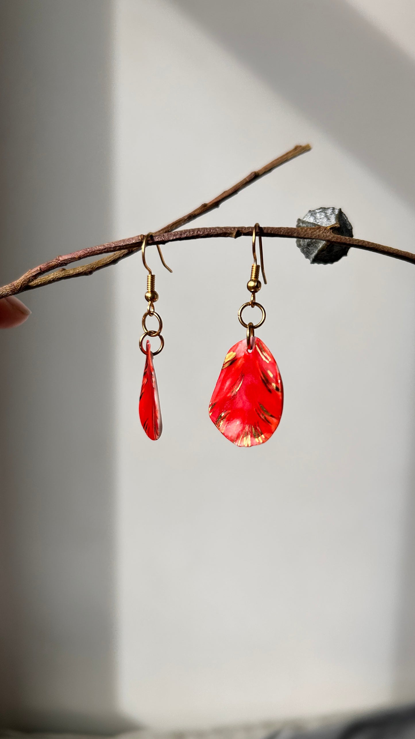 Boucles d'oreilles pétales de rose en porcelaine – Boucles d'oreilles artisanales en céramique rouge, bijoux botaniques légers