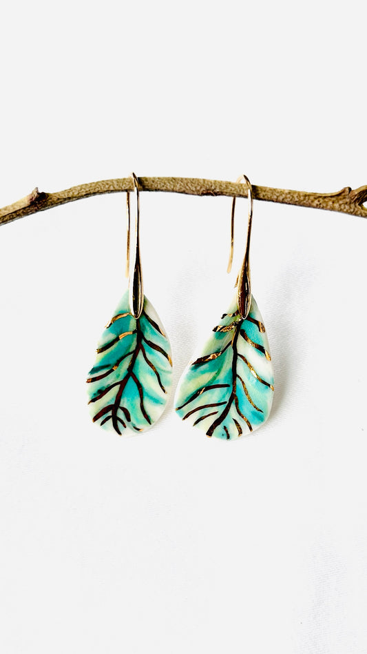 Boucles d'oreilles feuilles en porcelaine – Boucles d'oreilles botaniques en céramique faites à la main, bijoux artisanaux légers