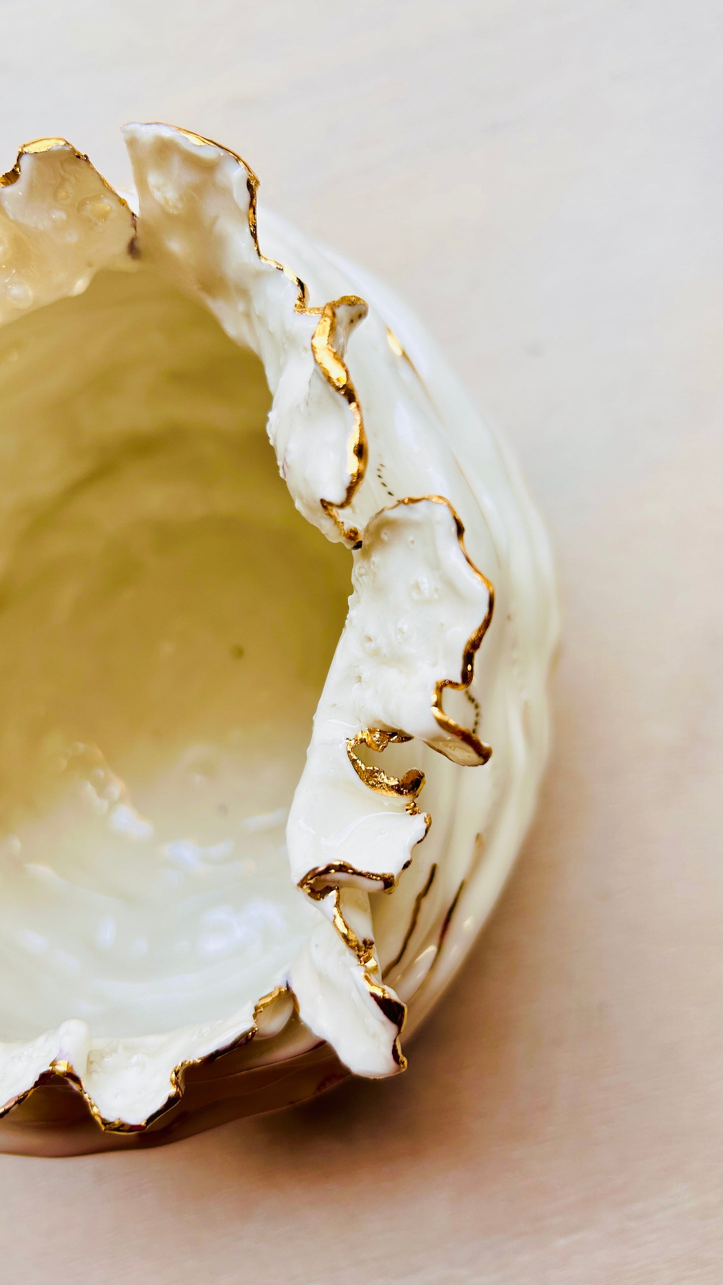 Luminaire en porcelaine « Traces dans le sable » – Lampe sculpturale en céramique