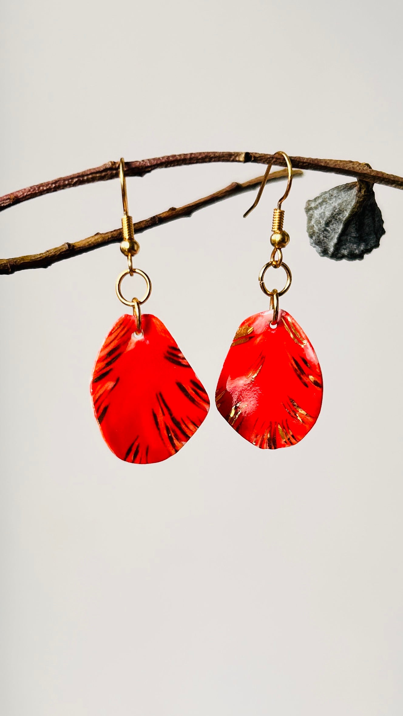 Boucles d'oreilles pétales de rose en porcelaine – Boucles d'oreilles artisanales en céramique rouge, bijoux botaniques légers