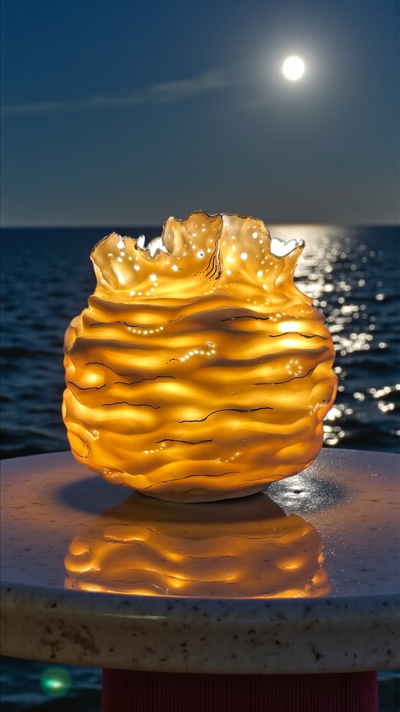 Luminaire en porcelaine « Traces dans le sable » – Lampe sculpturale en céramique